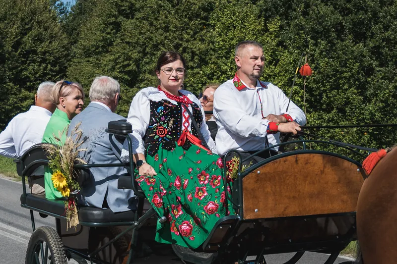 Bryczka z uczestnikami korowodu dożynkowego