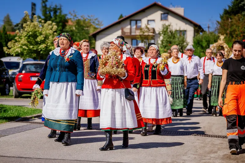 Panie z Koła Gospodyń Wiejskich w korowodzie dożynkowym