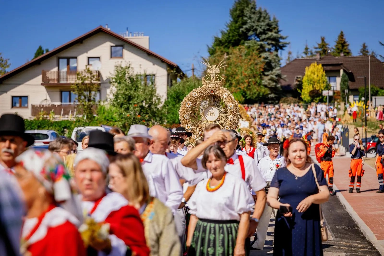 Korowód dożynkowy z wieńcem podczas XXVI Dożynek Powiatu Myślenickiego w Sieprawiu