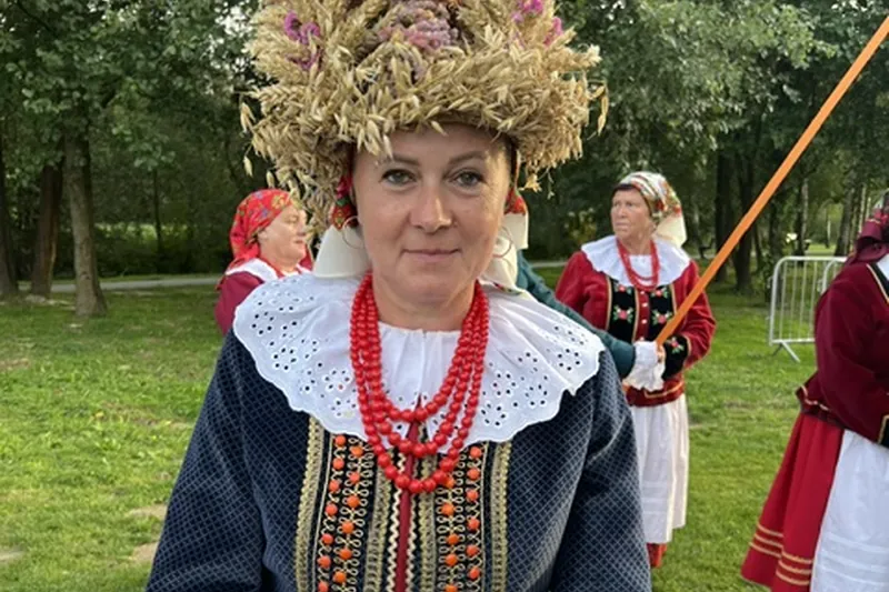 Gospodyni w stroju krakowskim w koronie ze zboża