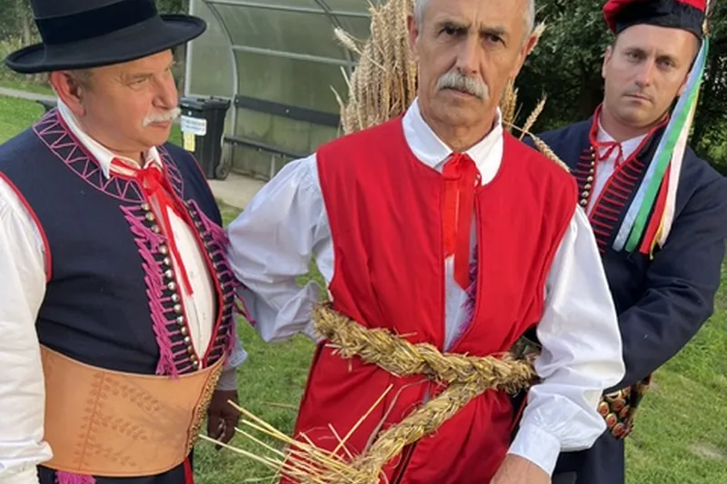 Mężczyźni w strojach krakowskich przed obrzędem dożynkowym