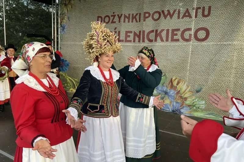 Uczestniczki obrzędu dożynkowego na scenie