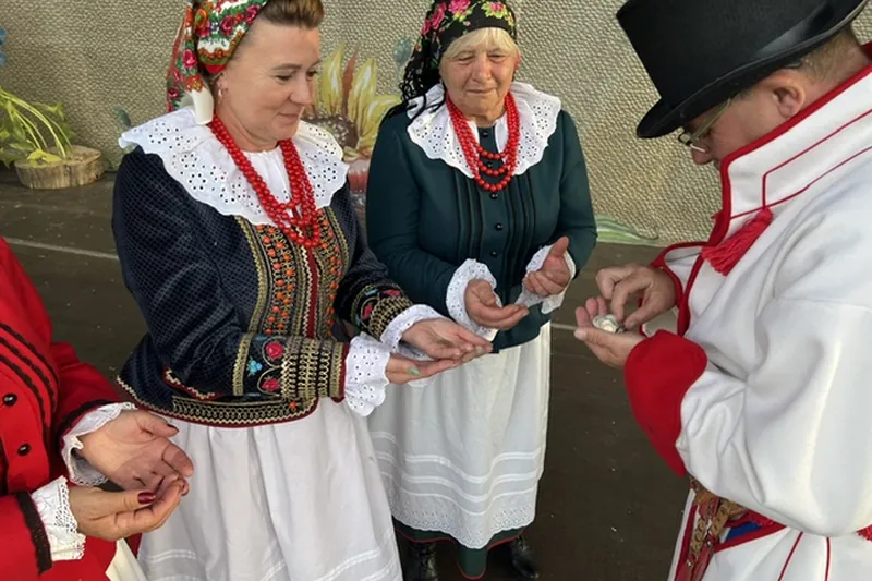 Obrzęd dożynkowy - dzielenie się ziarnem