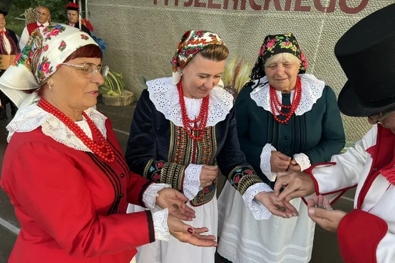Ziarno przekazywane podczas rekonstrukcji obrzędu dożynkowego