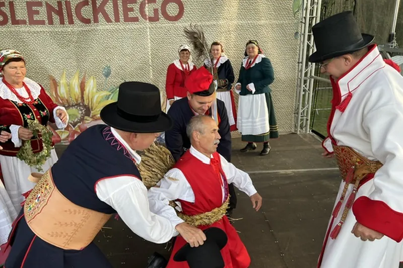 Przepasywanie powrósłem - dawny zwyczaj dożynkowy