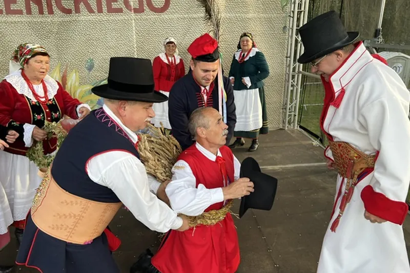 Scena obrzędu dożynkowego w wykonaniu mieszkańców