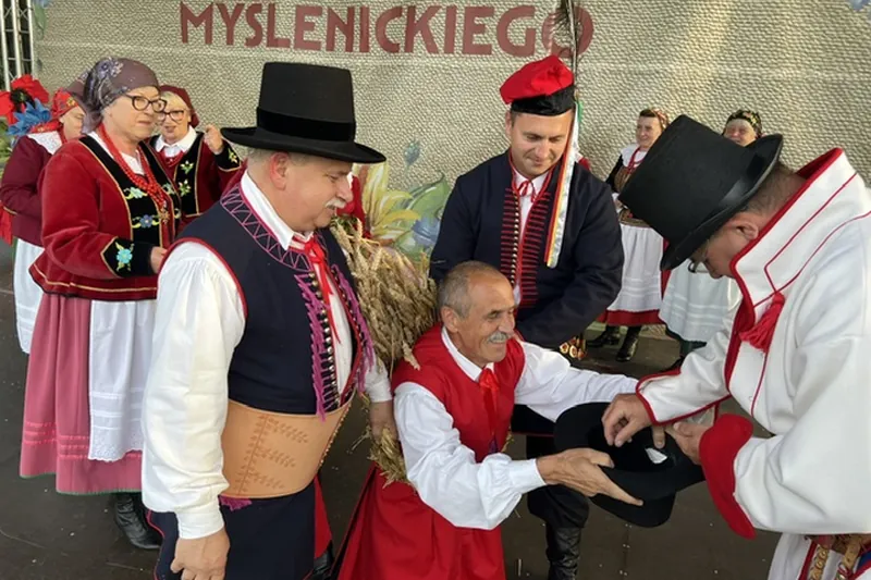 Uczestnicy rekonstrukcji obrzędu dożynkowego