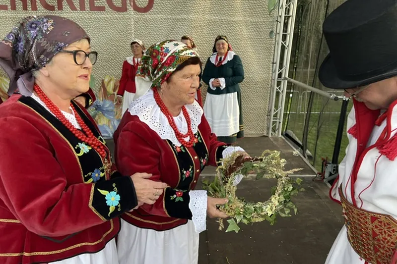 Wianek z liści w obrzędzie dożynkowym