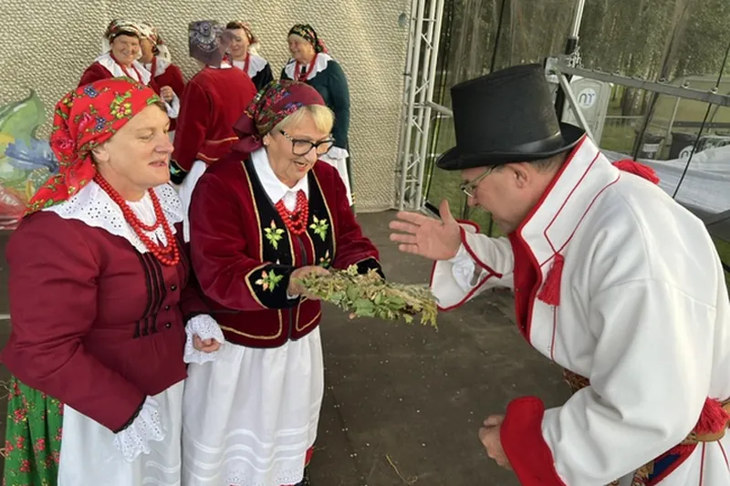Gospodynie i gospodarz podczas obrzędu dożynkowego