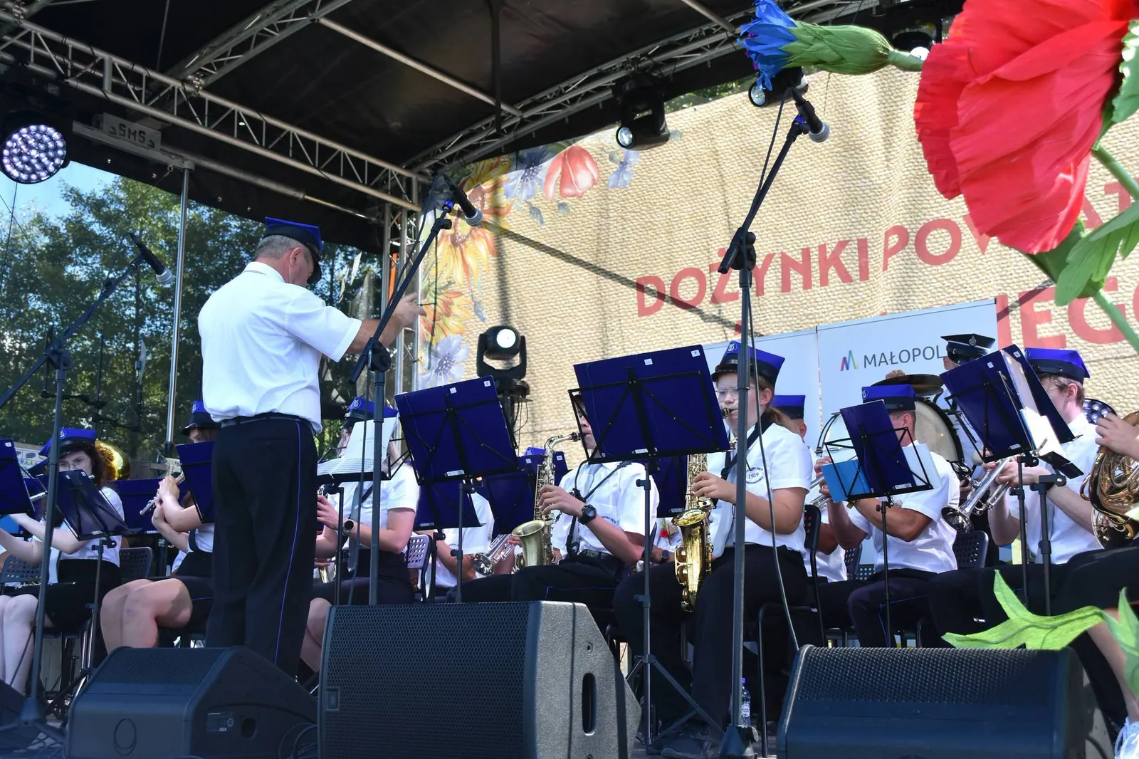 Koncert Orkiestry Dętej Sieprawianka na XXVI Dożynkach Powiatu Myślenickiego w Sieprawiu
